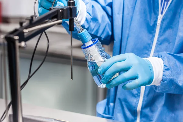 Scientist using a ph meter — Stock Photo, Image