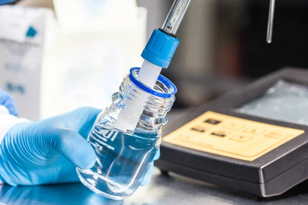 Scientist using a ph meter — Stock Photo, Image