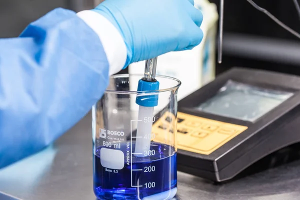 Scientist using a ph meter — Stock Photo, Image