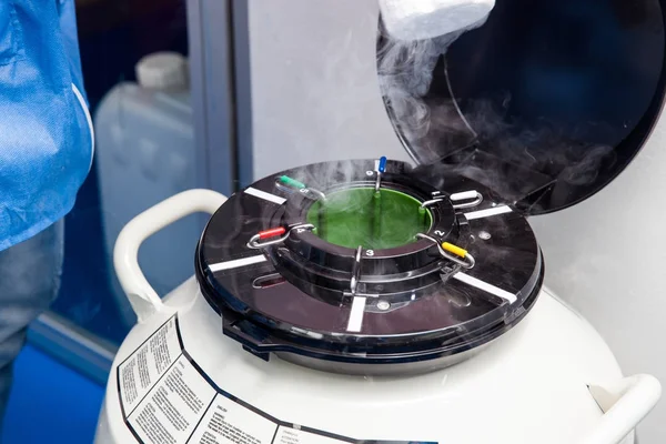 Криогенный резервуар жидкого азота в лаборатории — стоковое фото