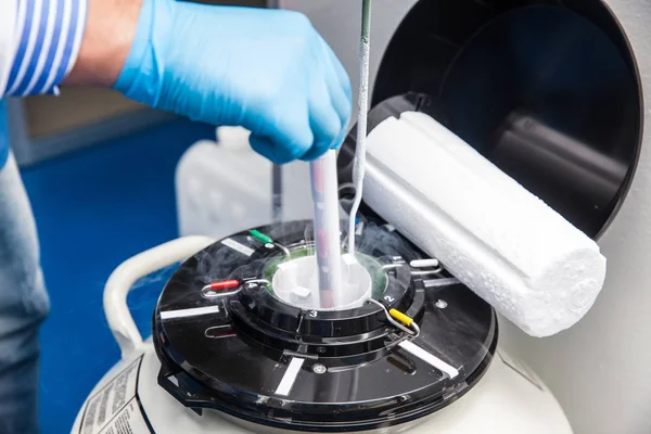 Tanque criogênico de nitrogênio líquido em laboratório — Fotografia de Stock