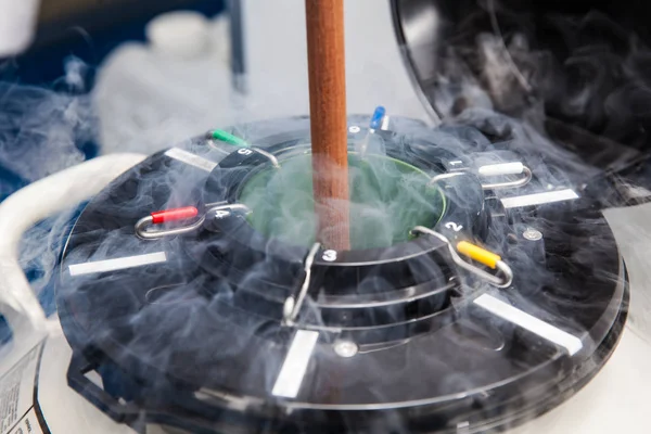 Криогенный резервуар жидкого азота в лаборатории — стоковое фото