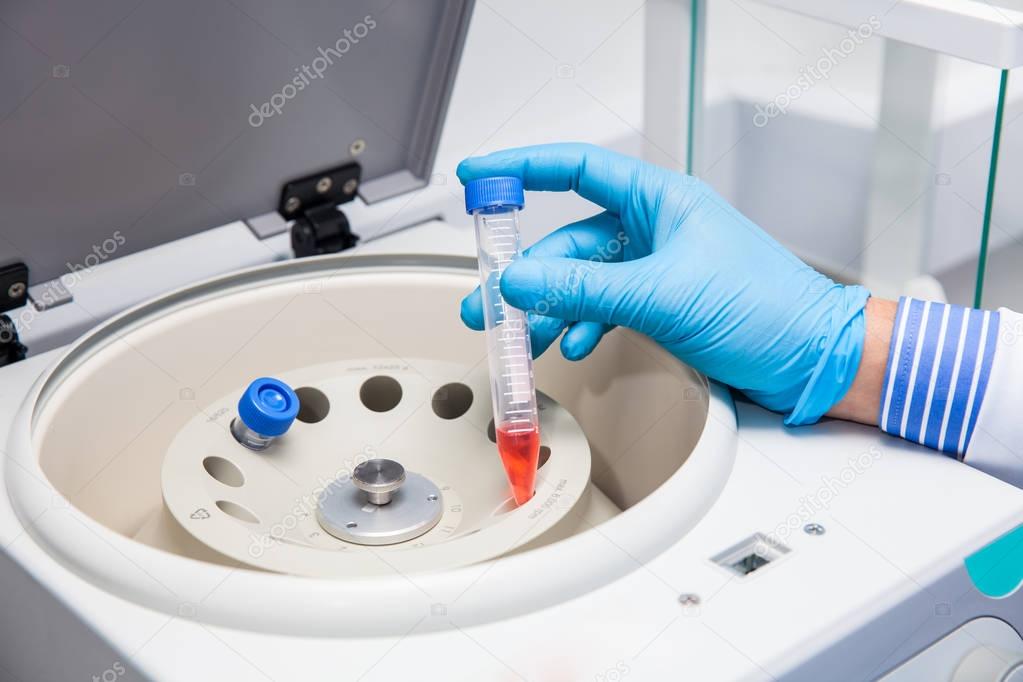 Inserting a tube in a laboratory centrifuge