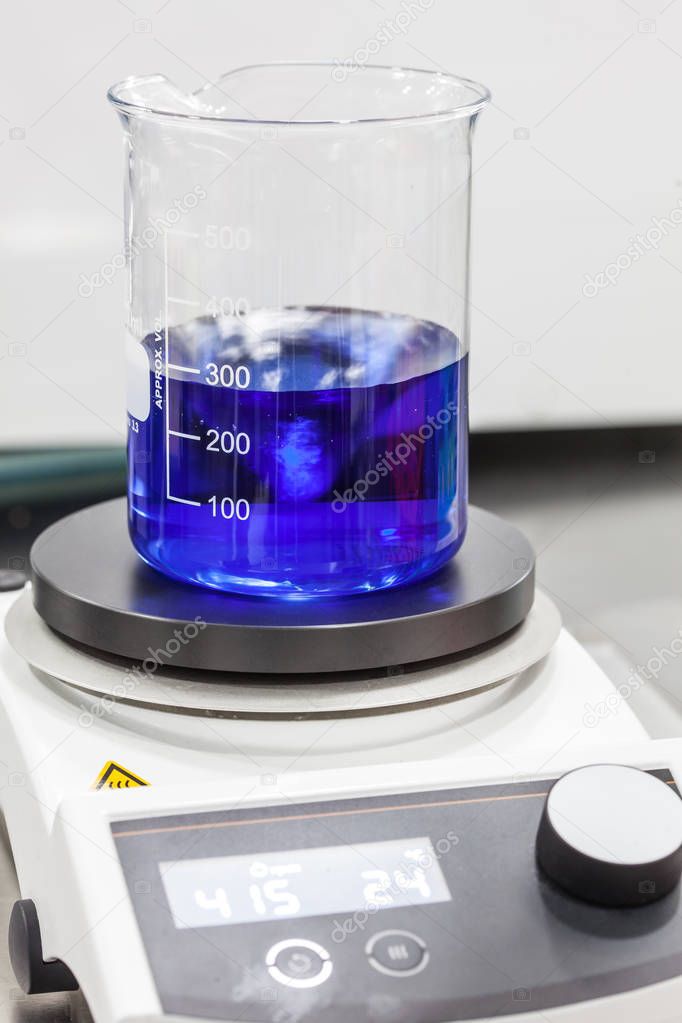 Beaker en la parte superior de un agitador de laboratorio magnético 2023