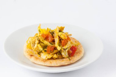 Kolombiyalı arepa tavuk göğsü ile tepesinde