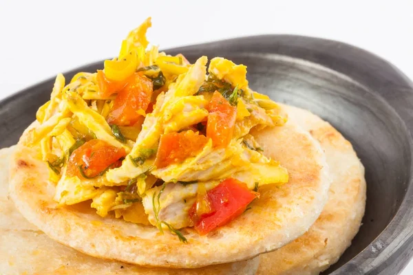 Colombian arepa topped with chicken breast — Stock Photo, Image