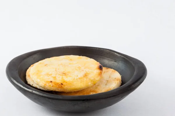 Kolumbijský arepa přelité rozpuštěným máslem — Stock fotografie