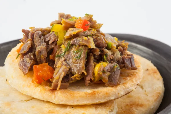 Colombian arepa topped with shredded beef — Stock Photo, Image
