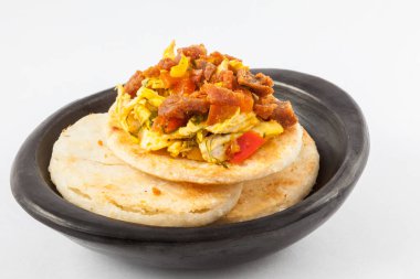 Kolombiyalı arepa tavuk göğsü ve domuz eti ile tepesinde 