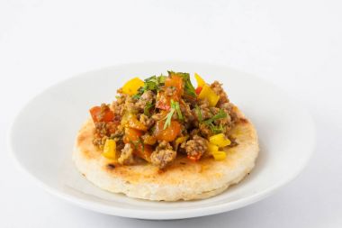 Kolombiyalı arepa kıyma ile tepesinde