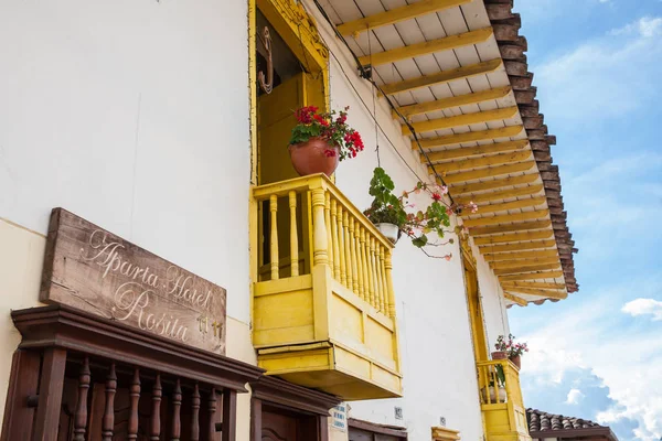 Casas coloridas na cidade colonial Jardin, Antoquia, Colômbia, Sou — Fotografia de Stock