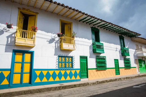 Casas coloridas en ciudad colonial Jardín, Antoquia, Colombia, Sou — Foto de Stock