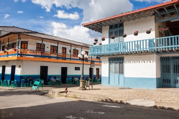 Kolorowe domy w kolonialnym mieście Jardin, Sou Antoquia, Kolumbia, — Zdjęcie stockowe