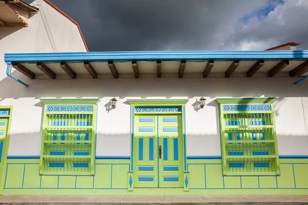 Casas coloridas na cidade colonial Jardin, Antoquia, Colômbia, Sou — Fotografia de Stock