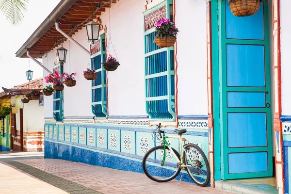 Fiets naast een mooi blauw en wit huis op Guatape — Stockfoto