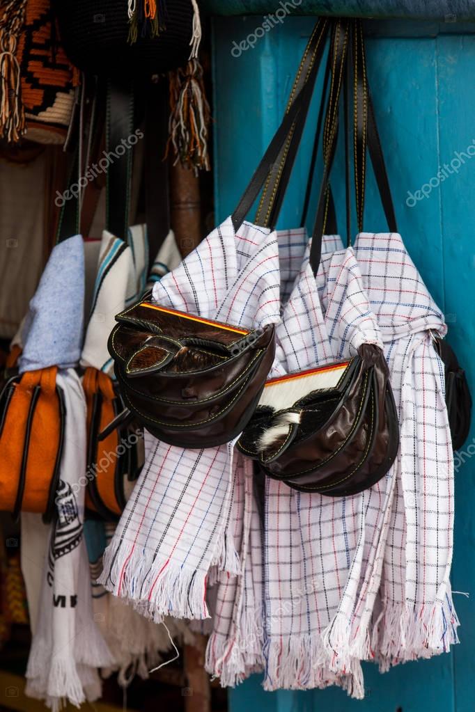 Bolso de cuero tradicional colombiano de Antioquia llamado Carriel y poncho Foto de stock anamejia18 175874950
