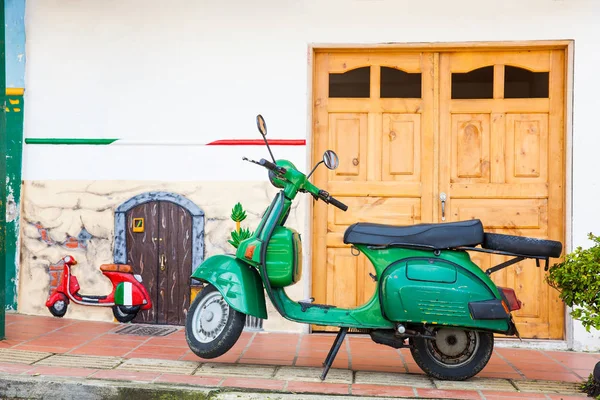 Motocicleta verde na cidade colorida de Guatape, Antioquia — Fotografia de Stock