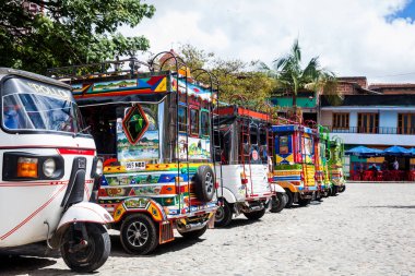 Motorlu bisikletler geleneksel Kolombiya chivas dekore edilmiş.