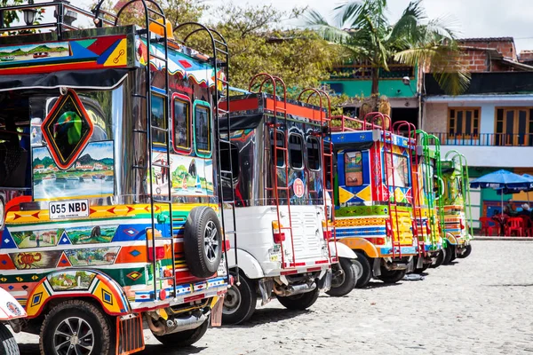 Triciclos de motor decorados como chivas tradicionales colombianas — Foto de Stock