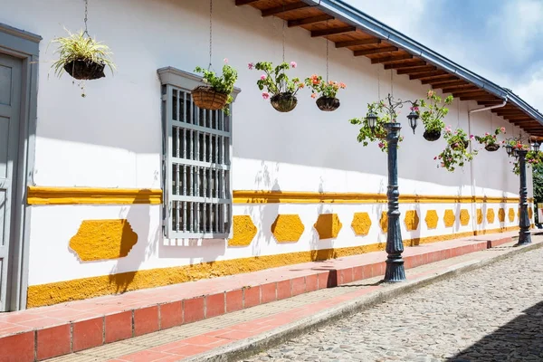 Las coloridas calles de Gutatape, Antioquia . — Foto de Stock