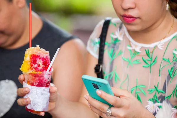 Vrouw in Cali eet het traditionele zoete water ijs genaamd cholado — Stockfoto