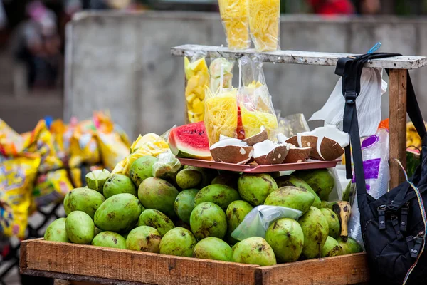 Straßenverkauf von tropischen Früchten in der Stadt Cali in Kolumbien — Stockfoto