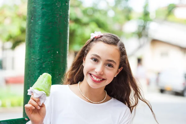 Niña comiendo un helado tradicional de agua típico del Valle del Cauca en Colombia — Foto de Stock