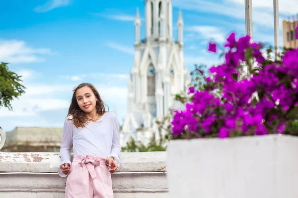 Mooi Jong Meisje Ortiz Brug Met Beroemde Gotische Kerk Van — Stockfoto
