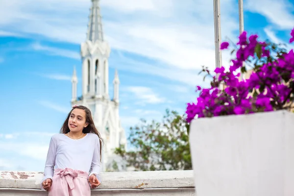 Mooi Jong Meisje Ortiz Brug Met Beroemde Gotische Kerk Van — Stockfoto