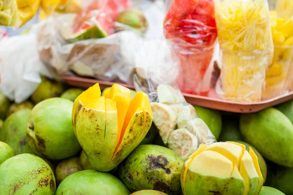 Традиційний візок продавця тропічних фруктів у місті Калі (Колумбія). — стокове фото