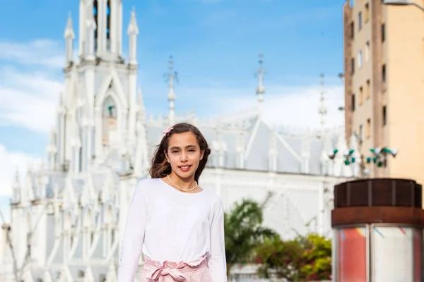 Mooi jong meisje aan de rivier de Boulevard voor de beroemde gotische kerk van La Ermita gebouwd op 1602 in de stad Cali in Colombia — Stockfoto