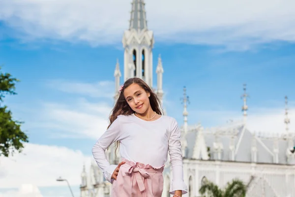 Menina bonita no Rio Boulevard em frente à famosa igreja gótica de La Ermita construída em 1602 na cidade de Cali, na Colômbia — Fotografia de Stock