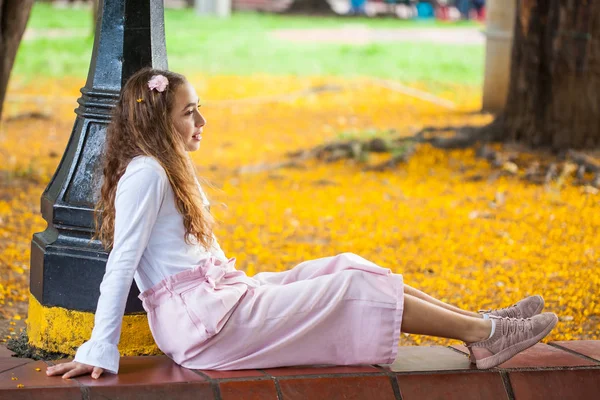 Mooi jong meisje zittend op het Paseo Bolivar plein bij Cali — Stockfoto