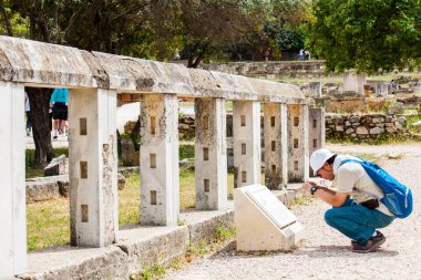 Atina 'daki Antik Agora kalıntılarını ziyaret eden bir turist