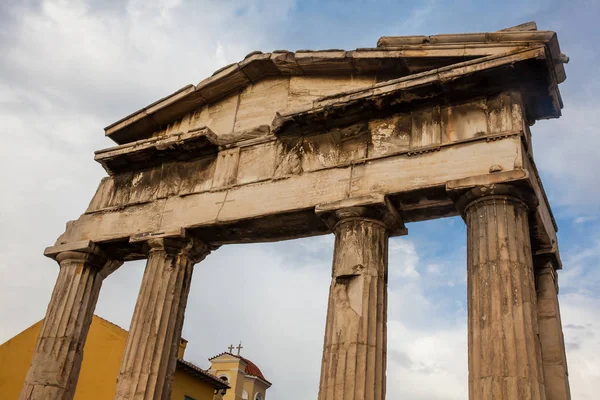 Ворота Афины Архегетис, расположенные на Афинской Римской Агоре — стоковое фото
