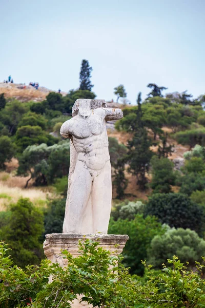 Restos de uma estátua antiga nas ruínas de uma Ágora Antiga em Atenas — Fotografia de Stock