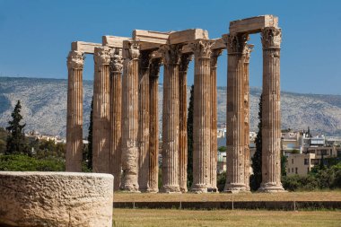 Olimpiyat Tapınağı 'nın kalıntıları, Yunanistan' ın Atina kentinin merkezinde yer alan Olimpiyat Oyunları olarak da bilinir.
