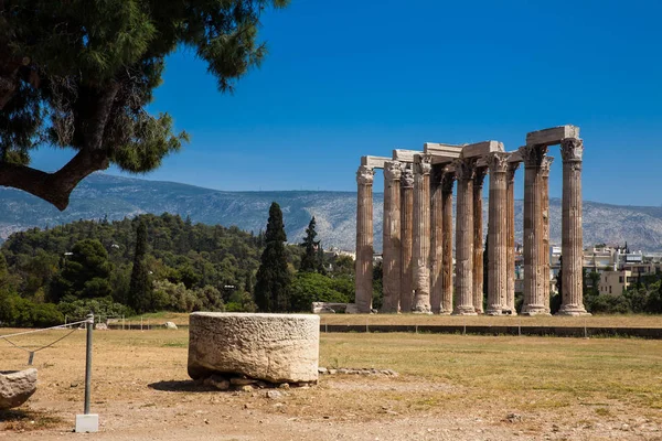 Τα ερείπια του Ναού του Ολυμπίου Διός, γνωστού και ως Ολυμπιακό στο κέντρο της Αθήνας — Φωτογραφία Αρχείου