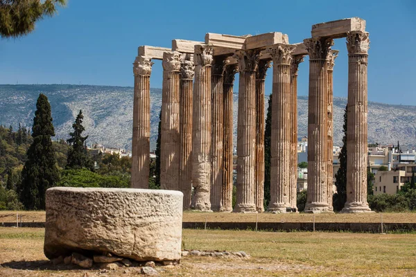 Ruins of the Temple of Olympian Zeus also known as the Olympieion at the center of the Athens city in Greece — Stock Photo, Image