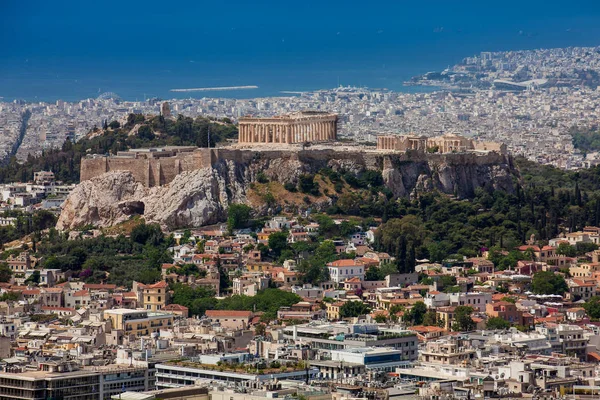 Η πόλη της Αθήνας φαίνεται από τον Λυκαβηττό ένα κρητιδικό ασβεστολιθικό λόφο — Φωτογραφία Αρχείου