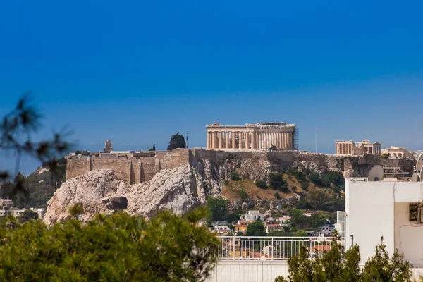 The ancient Acropolis at Athens city center — Stock Photo, Image