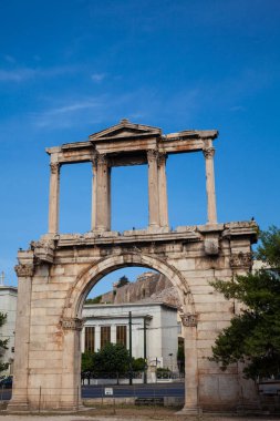 Atina 'nın arka planında Akropolis olan Hadrian Kemeri