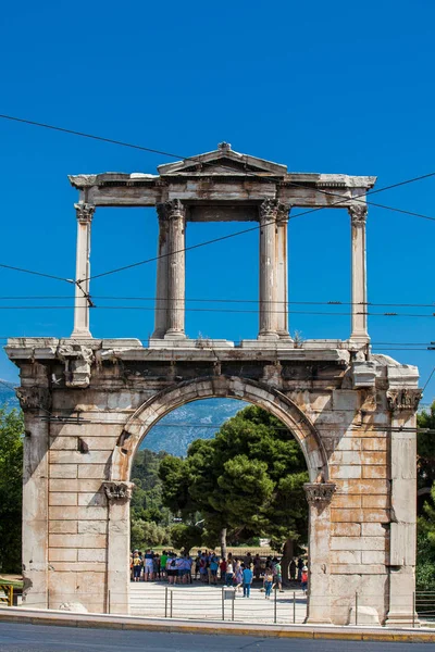 Tourists at the Arch of Hadrian in the city of Athens — Stock Photo, Image