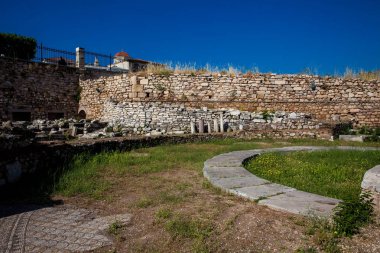 Atina şehir merkezindeki Hadrian Kütüphanesi 'nin avlusuna inşa edilen Tetraconch Kilisesinin kalıntıları