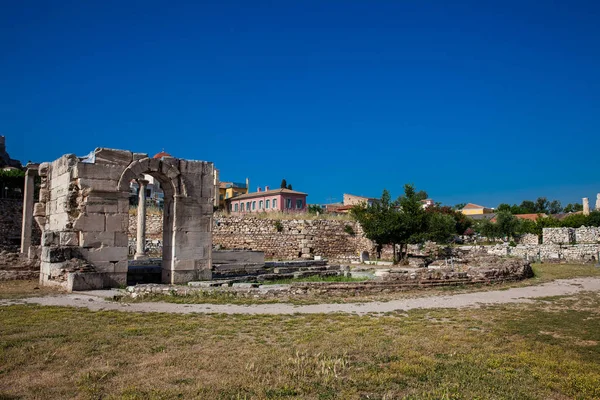 Ruinas de la iglesia de Tetraconch construidas en la corte de la biblioteca de Adriano en Atenas centro de la ciudad —  Fotos de Stock