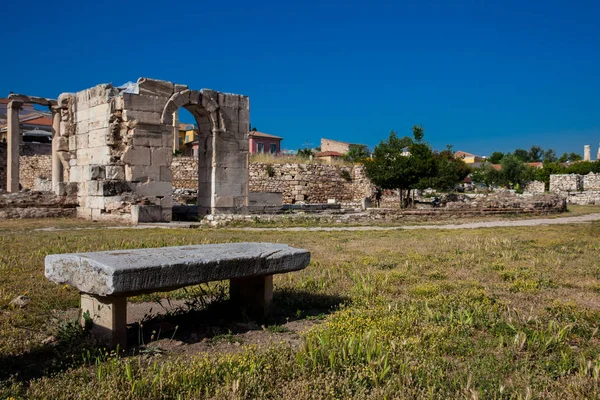 Stone bench at the ruins of the Tetraconch Church built in the court of the Hadrian Library in Athens city center — Stock Photo, Image