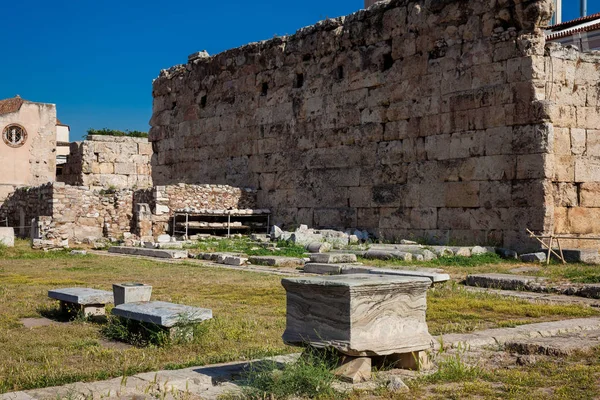 Ruins of the Hadrian Library at the center of the Athens city in Greece — Stock Photo, Image