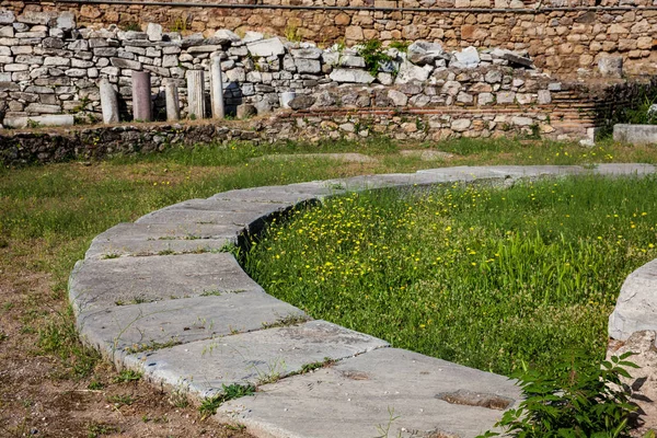 Zřícenina kostela Tetraconch postavený na dvoře Hadrijské knihovny v centru Atén — Stock fotografie