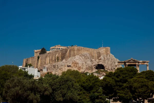 アクロポリスとアテネのハドリアヌスのアーチ — ストック写真
