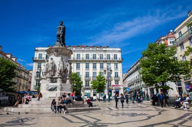 Ünlü Luis de Camoes Meydanı 'nda turistler ve yerliler